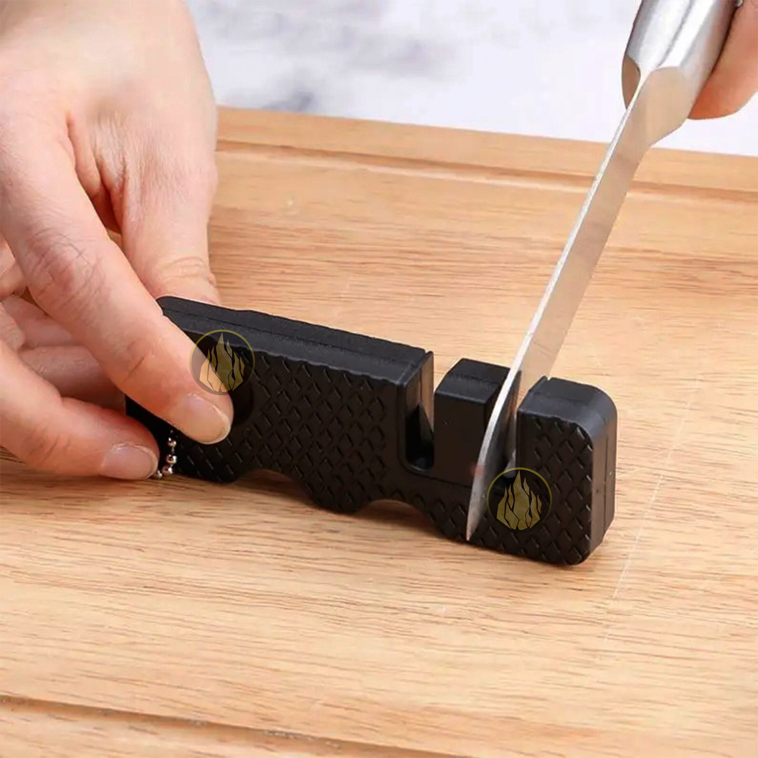 Afilador Cuchillos Y Navajas 2 en 1 mini cerámica marca Lion Tools modelo 8343, afilador portátil de carburo de tungsteno para cuchillos, navajas y machetes.