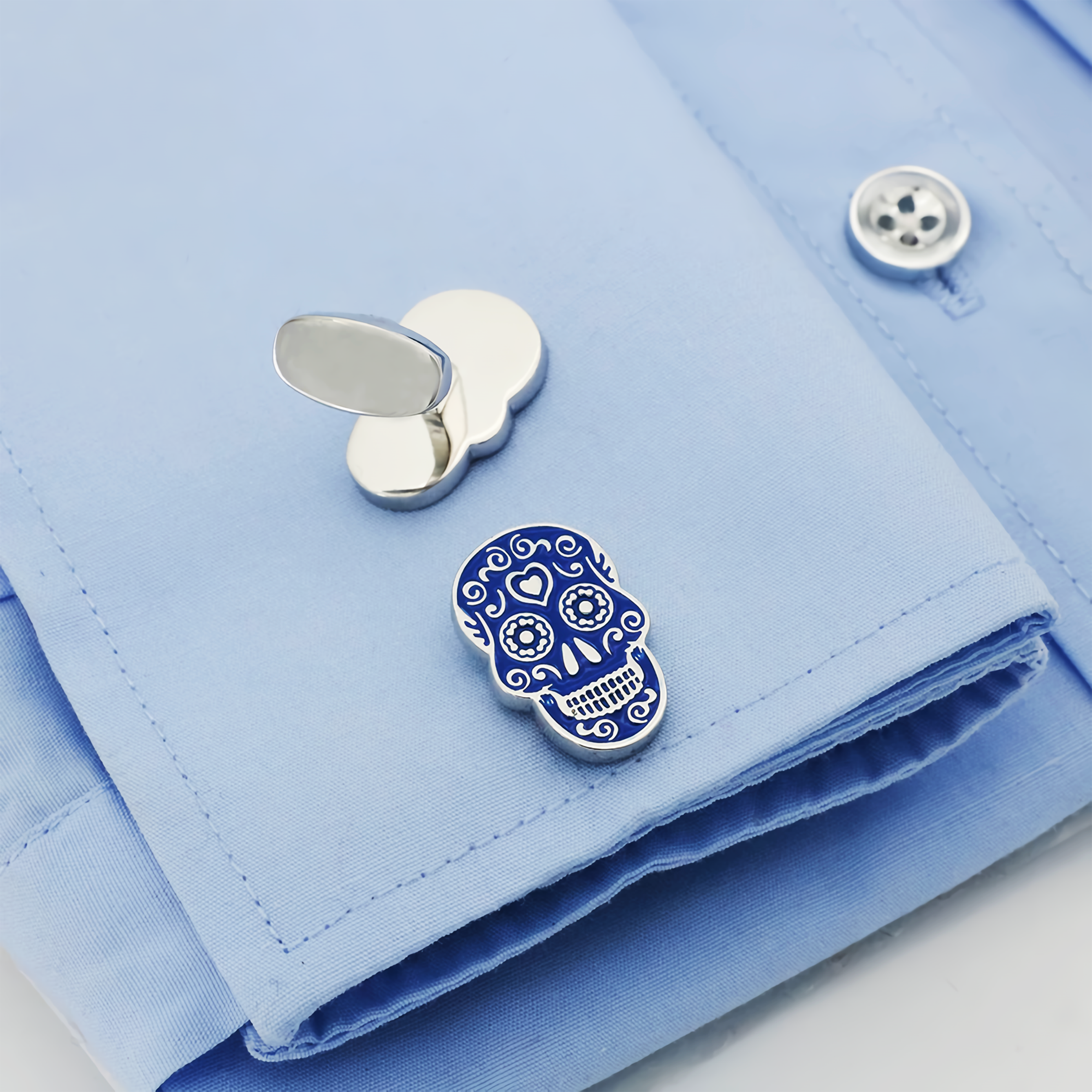 Mancuernillas Calavera Gemelos marca no especificada de acero inoxidable azul diseño lujo para camisa formal con acabado brillante GMACA