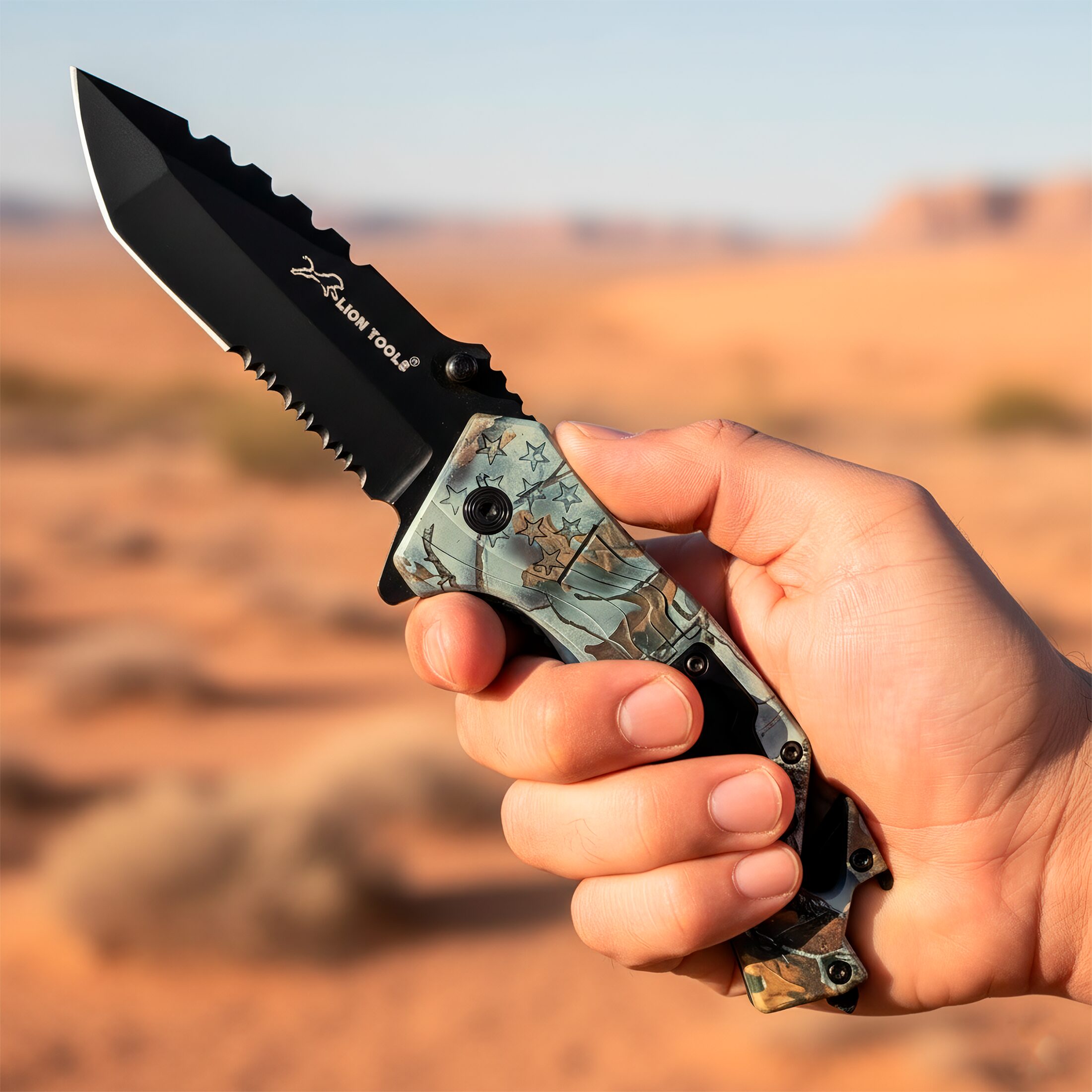 Navaja Automática Multiherramienta camuflaje marca genérica, con apertura automática por botón, hoja de acero inoxidable de 8.5 cm y mango de 12 cm estilo supervivencia. 7077