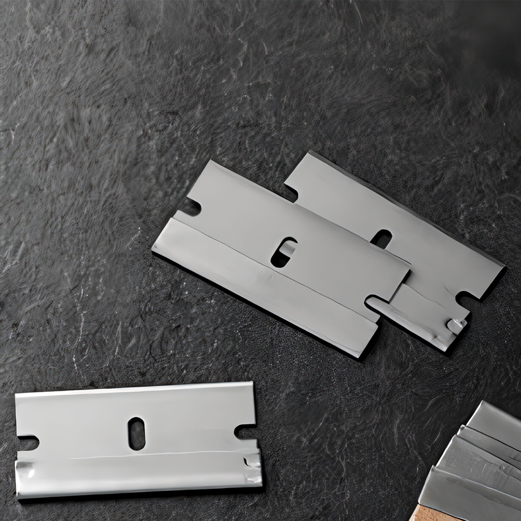 Paq 100 Navaja Industrial de repuesto marca Lion Tools modelo 0339, fabricada en acero inoxidable con un filo raspado de alta precisión y espesor 0.23 mm.