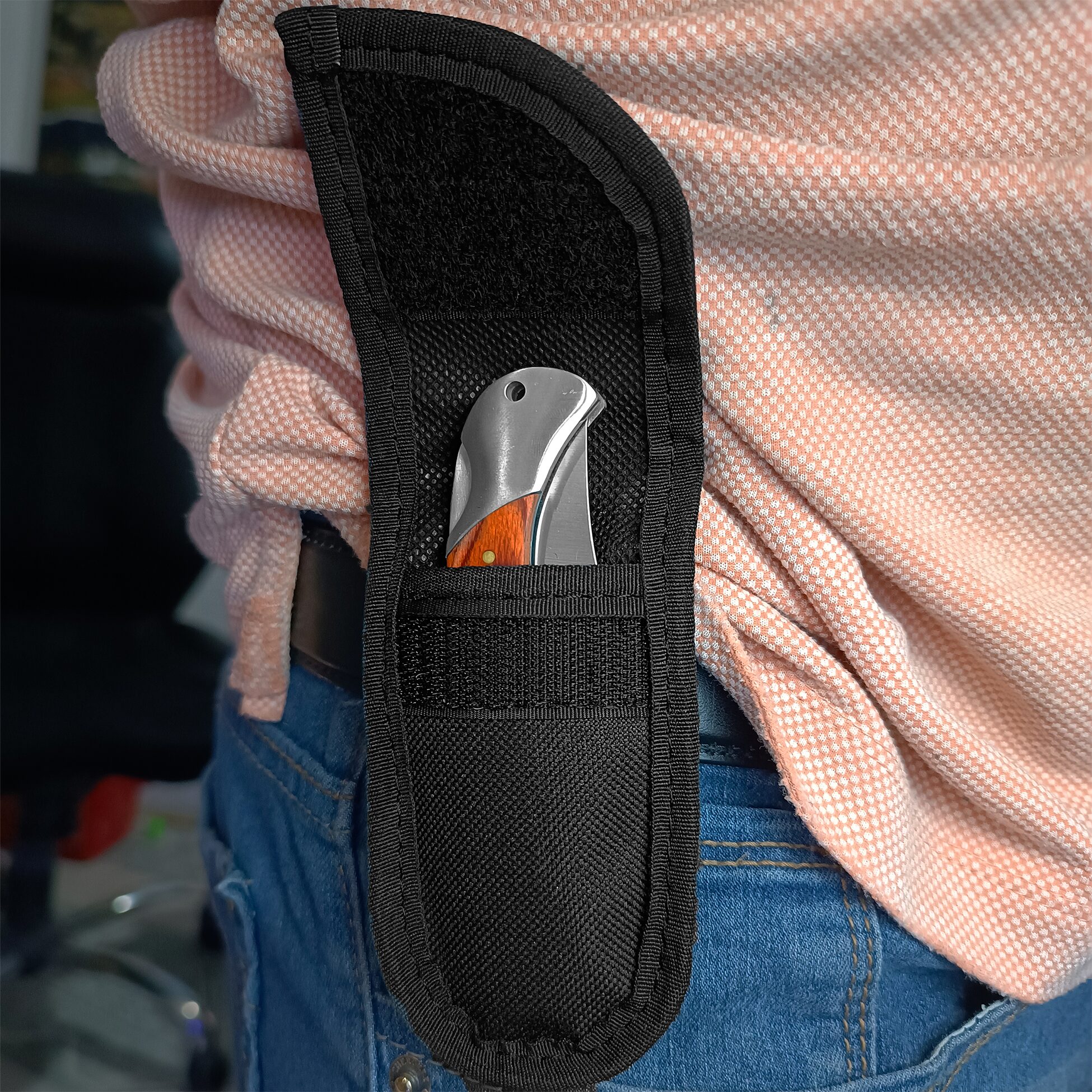 Funda Para Navaja Reforzada Wallis de poliéster color negro con cierre de velcro y correa para cinturón. fabricada en poliéster resistente con sistema de velcro para navajas de hasta 9 cm. C330308-CH