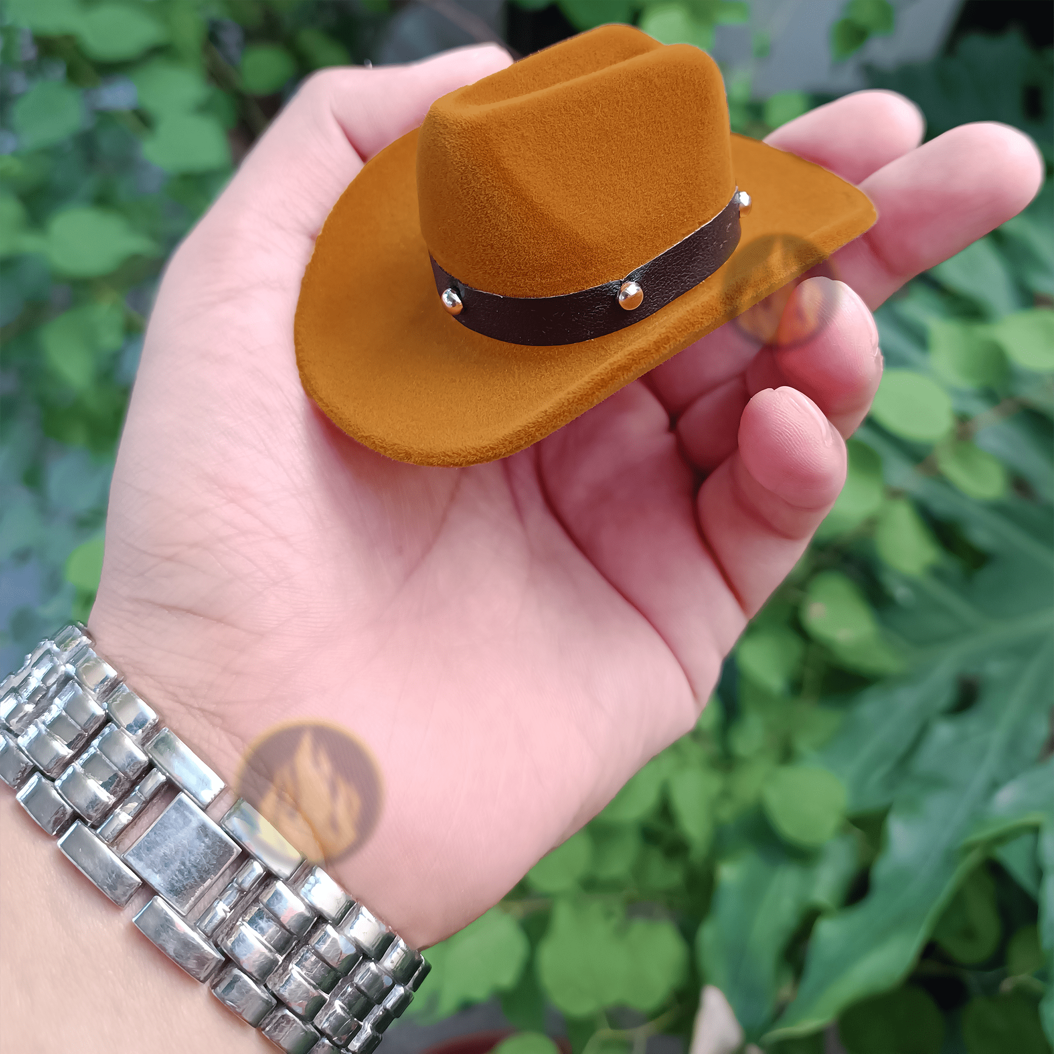 Caja Anillo De Compromiso Sombrero marca Caracter Fuego color café con interior afelpado para anillo o collar. Caracter Fuego estilo sombrero vaquero ideal para boda o propuesta de matrimonio.