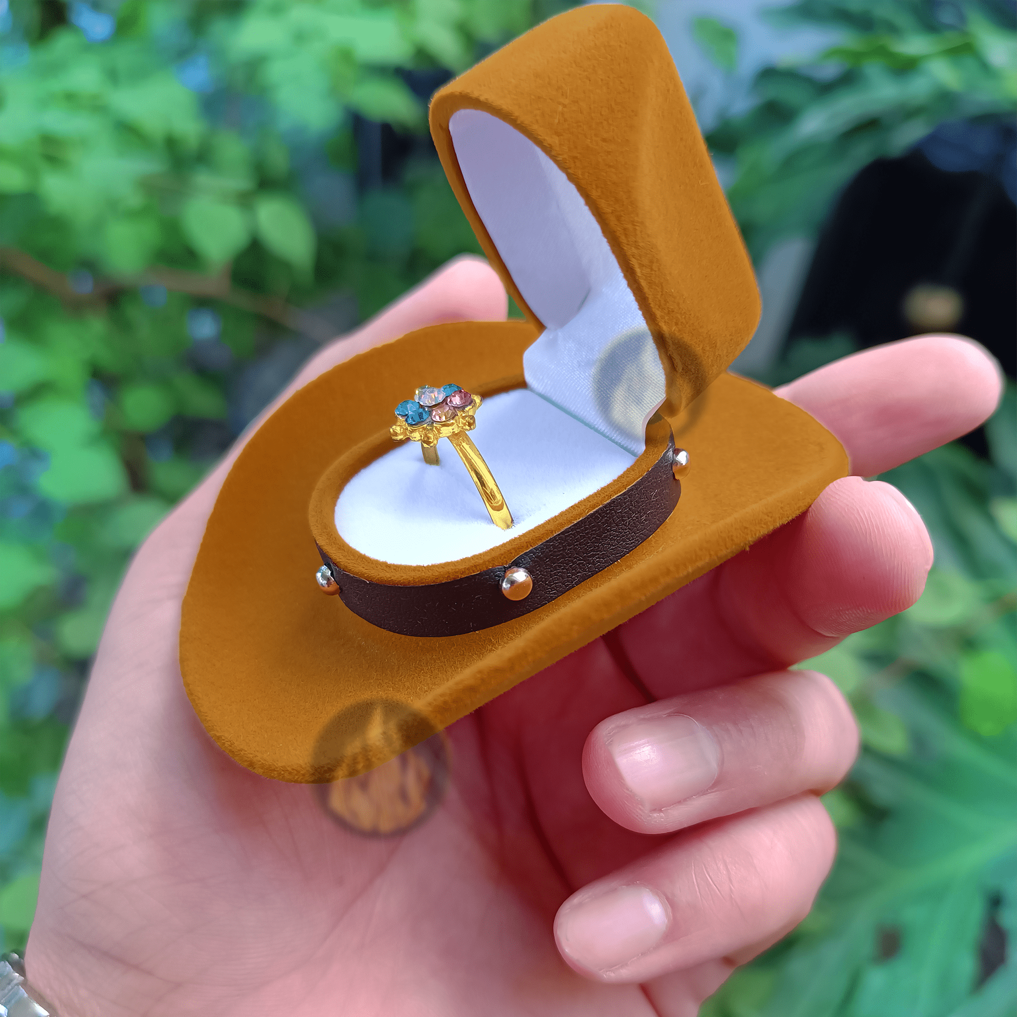 Caja Anillo De Compromiso Sombrero marca Caracter Fuego color café con interior afelpado para anillo o collar. Caracter Fuego estilo sombrero vaquero ideal para boda o propuesta de matrimonio.