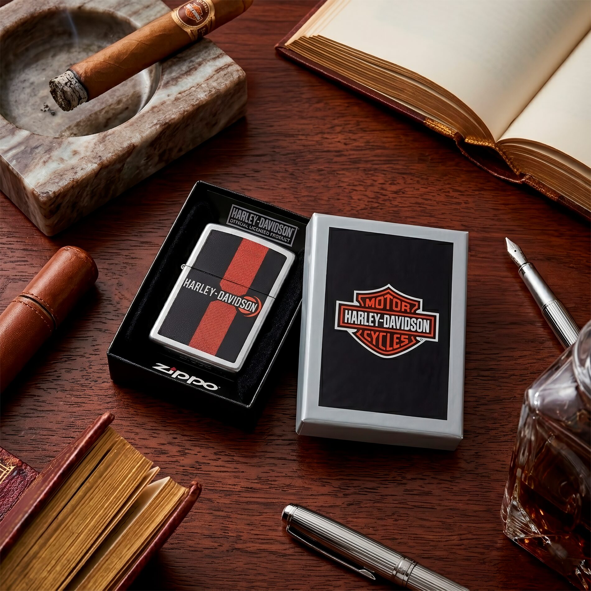 Encendedor Zippo Harley Davidson original en su estuche con su mesa de madera con diseño logo y acabado metálico modelo MZ48604