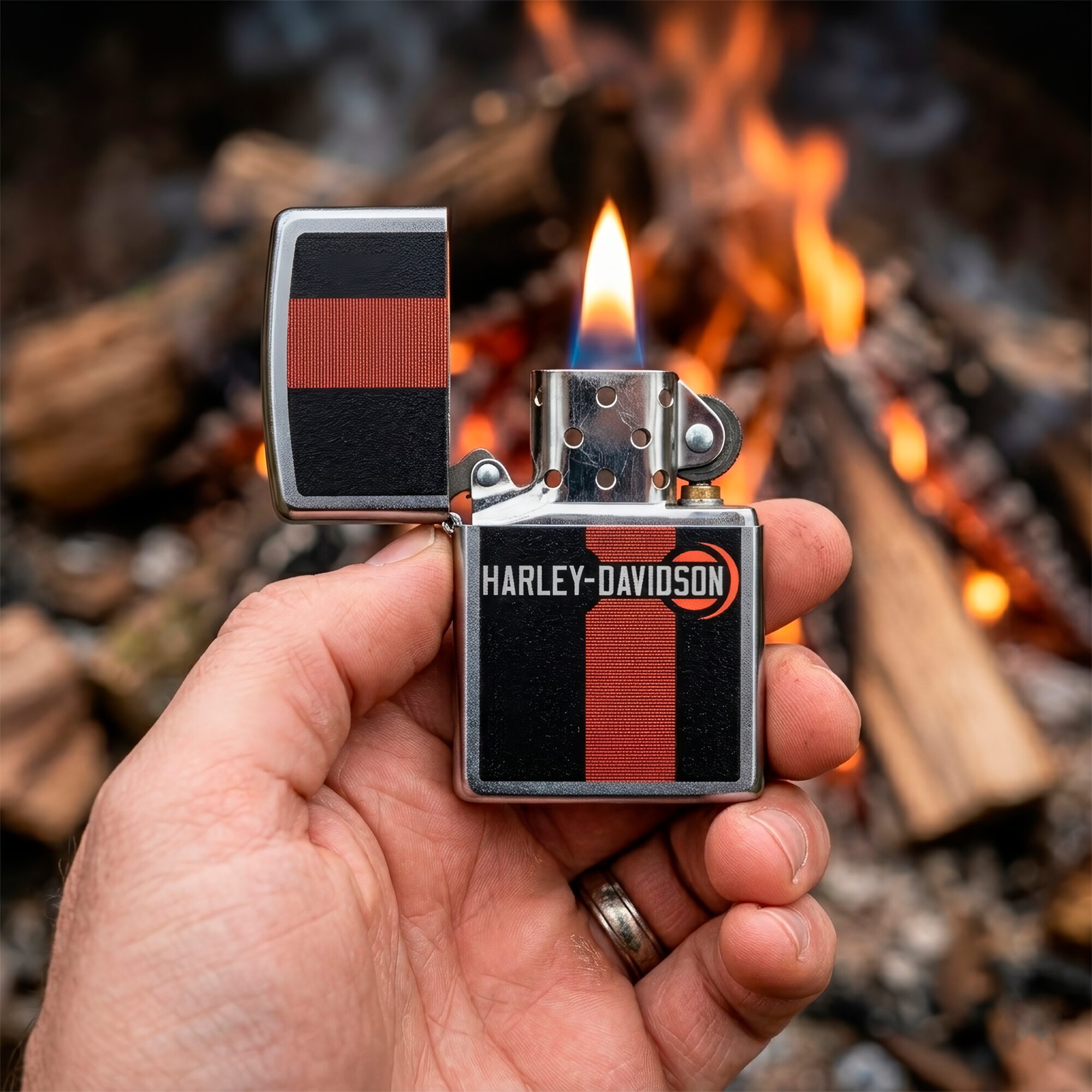 Encendedor Zippo Harley Davidson original prendido y de fondo una fogata con diseño logo y acabado metálico modelo MZ48604