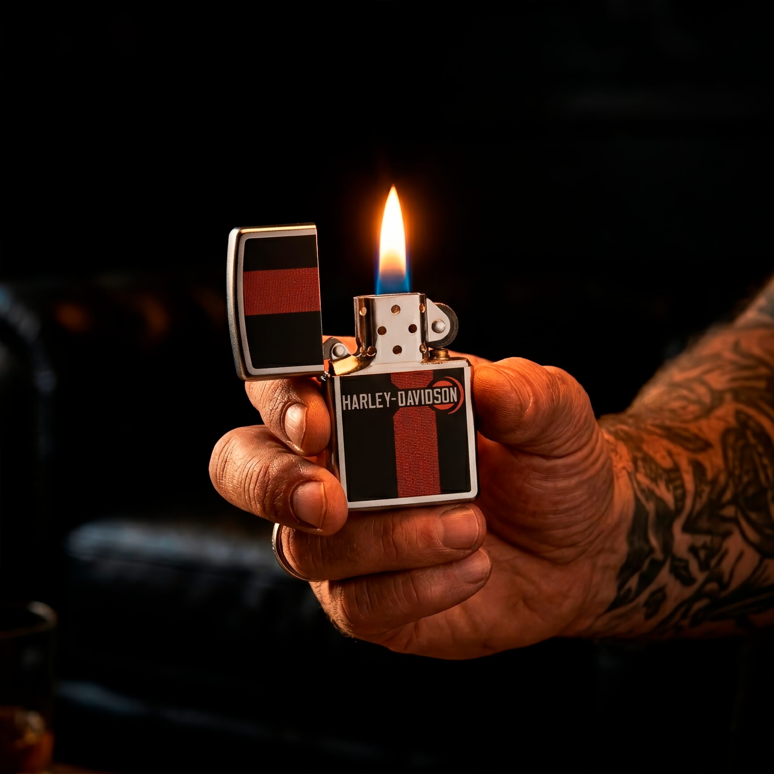 Encendedor Zippo Harley Davidson original prendido en una mano con diseño logo y acabado metálico modelo MZ48604