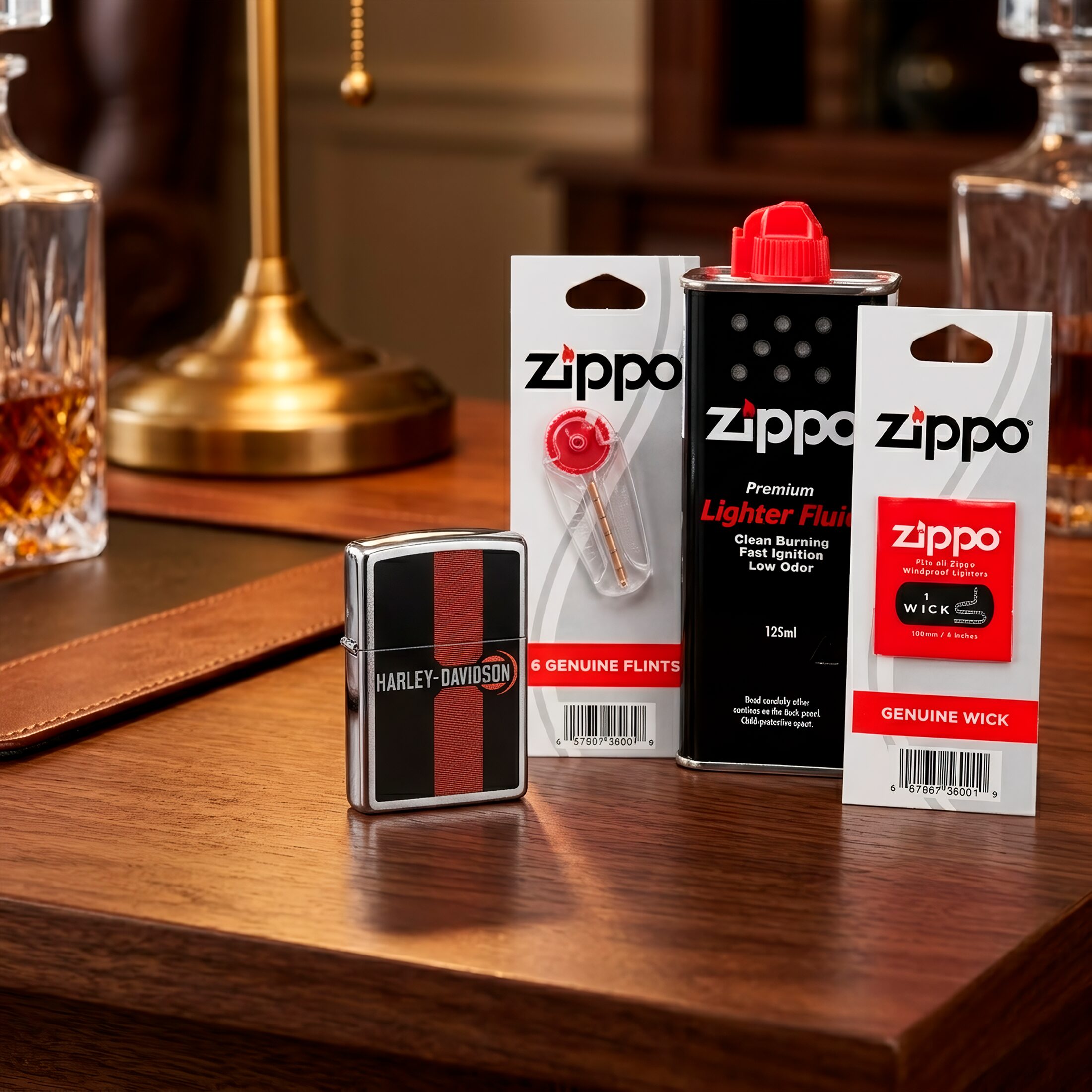 Encendedor Zippo Harley Davidson original en una mesa con sus repuestos con diseño logo y acabado metálico modelo MZ48604