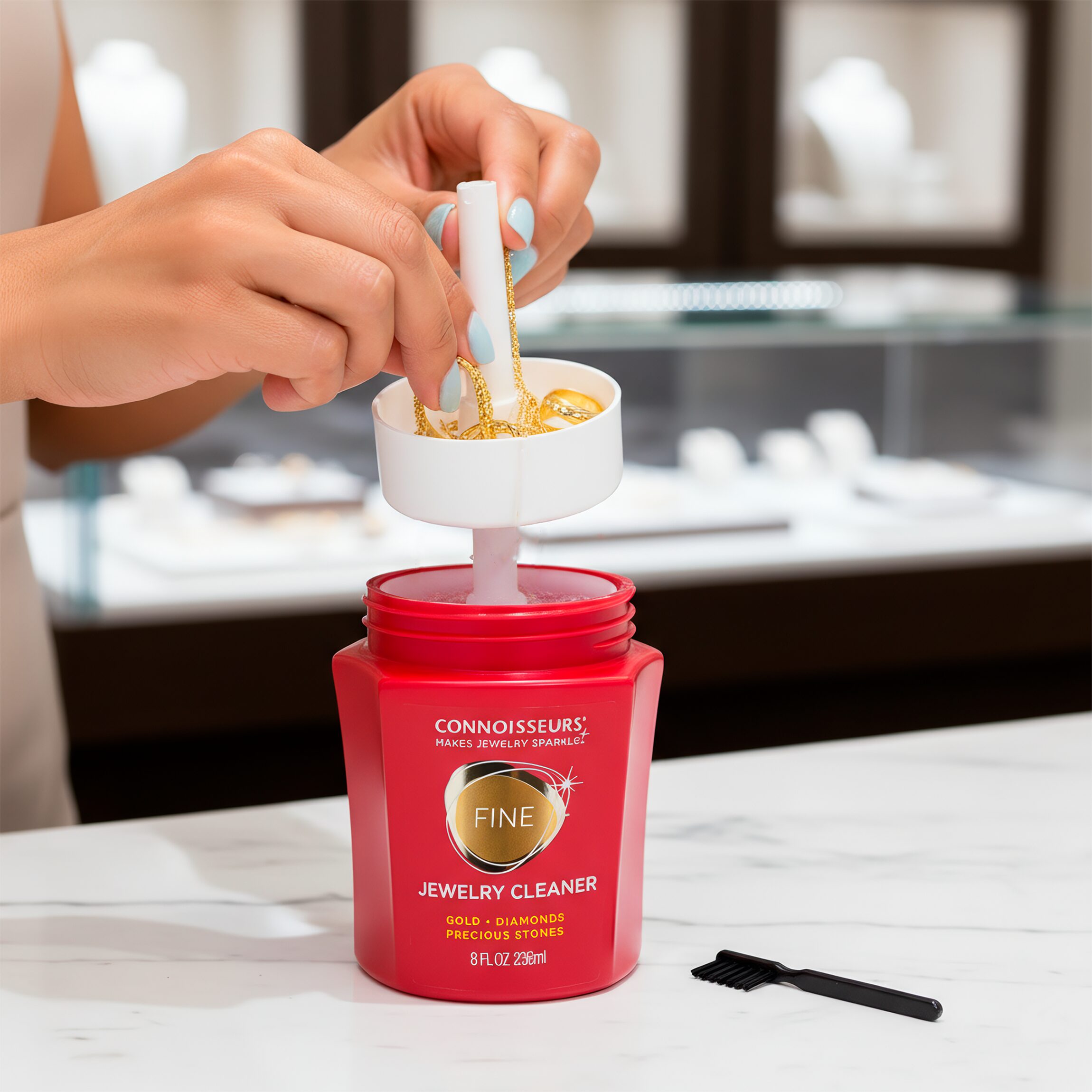 Limpiador De Oro Y Diamantes marca Connoisseurs con cepillo y bandeja solución líquida para limpieza de joyería premium Limpiador De Oro Y Diamantes Connoisseurs líquido para cadenas anillos aretes y collares con sistema de inmersión 2652