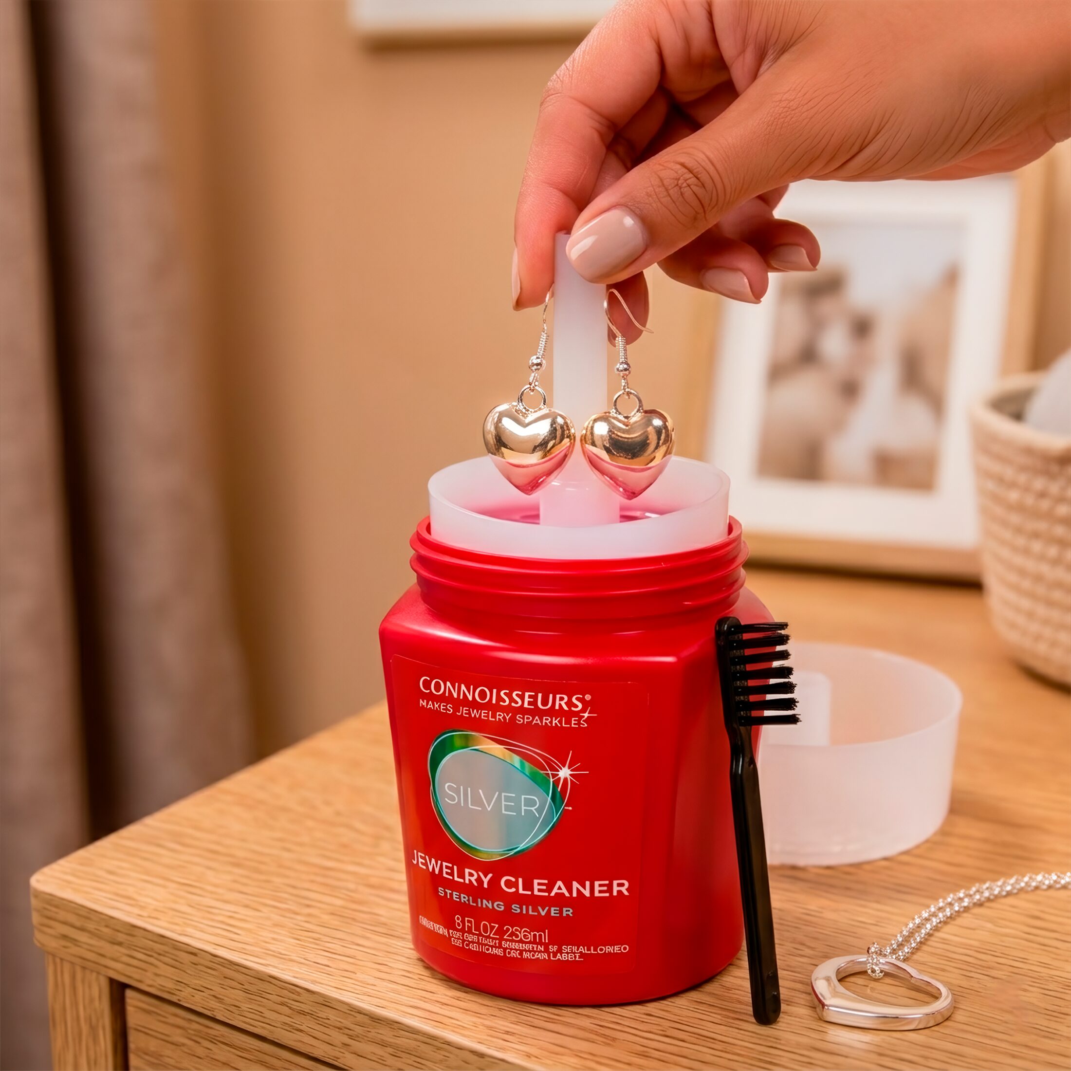Limpiador De Plata Líquido Premium marca Connoisseurs con bandeja de inmersión y cepillo solución para limpiar joyería de plata Limpiador De Plata Líquido Premium Connoisseurs 236 ml con cepillo incluido para limpieza profunda de cadenas pulseras y anillos 2651