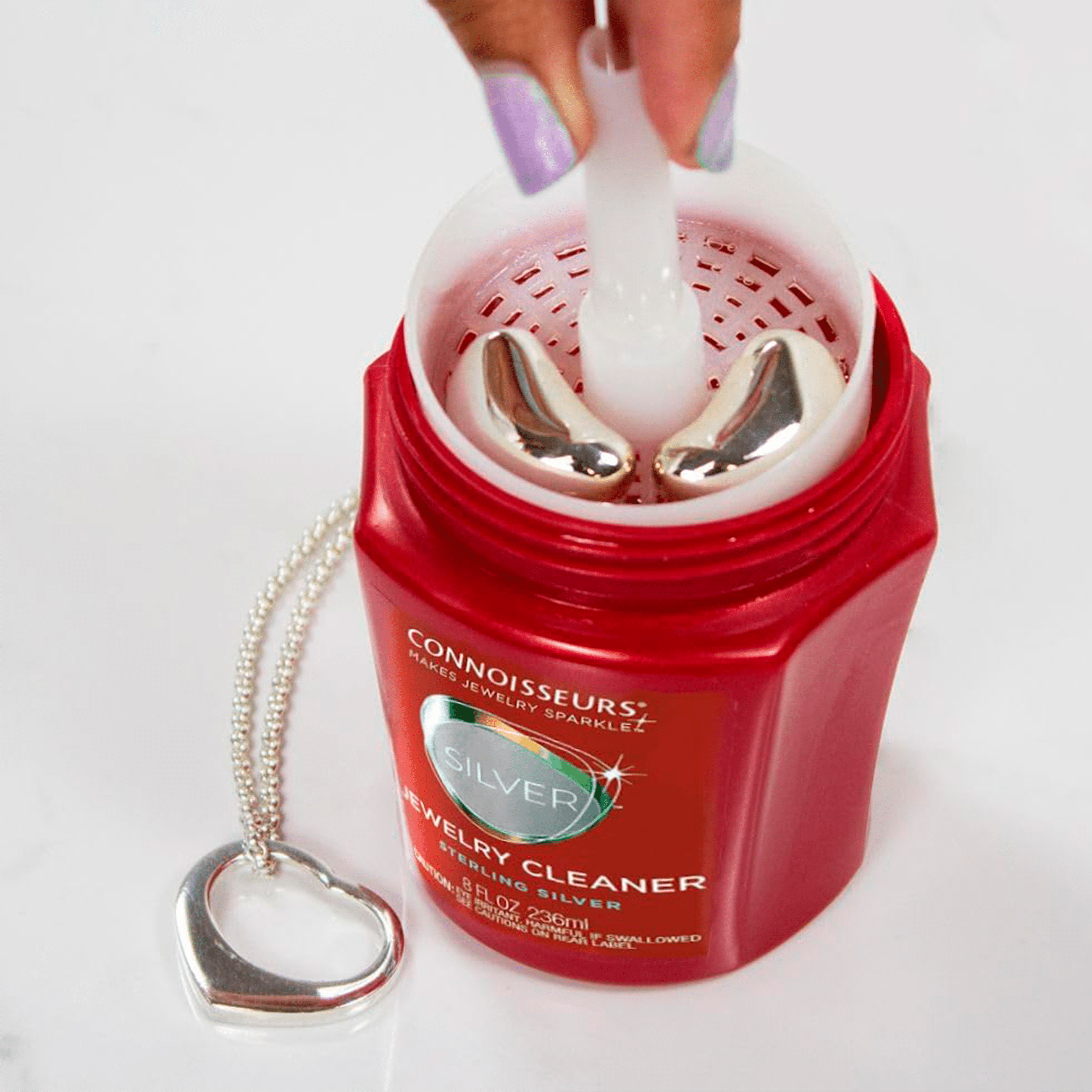 Limpiador De Plata Líquido Premium marca Connoisseurs con bandeja de inmersión y cepillo solución para limpiar joyería de plata Limpiador De Plata Líquido Premium Connoisseurs 236 ml con cepillo incluido para limpieza profunda de cadenas pulseras y anillos 2651