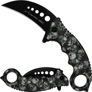 Navaja Automática Kerambit Lion Tools, mostrando el mango ergonómico y el diseño de calavera. Navaja Automática Kerambit Lion Tools con hoja curva de acero inoxidable 420 totalmente abierta en modo automático. 9457