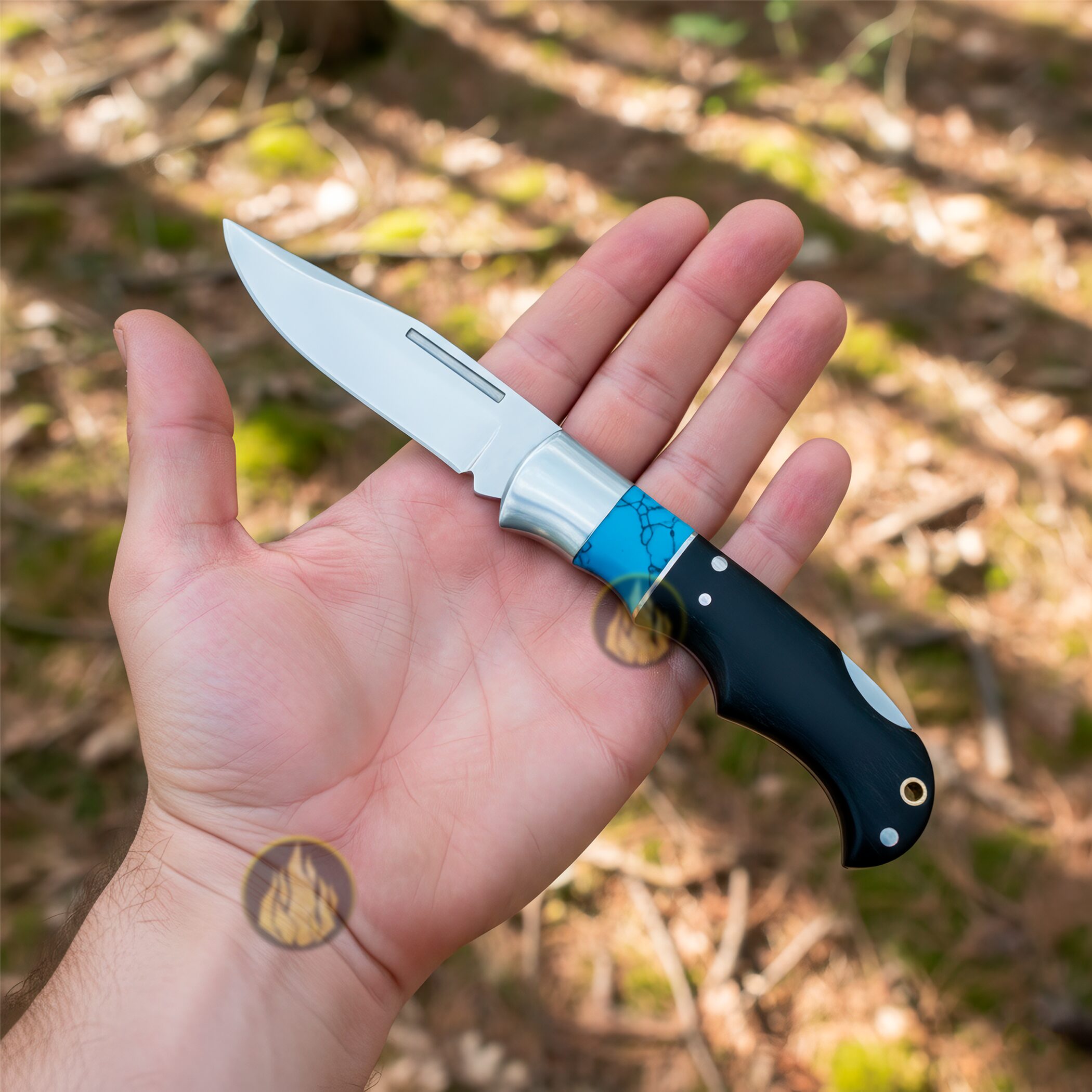 Navaja Cachas De Madera Azul Wallis modelo K903289 con hoja de acero inoxidable y apertura de muelle.