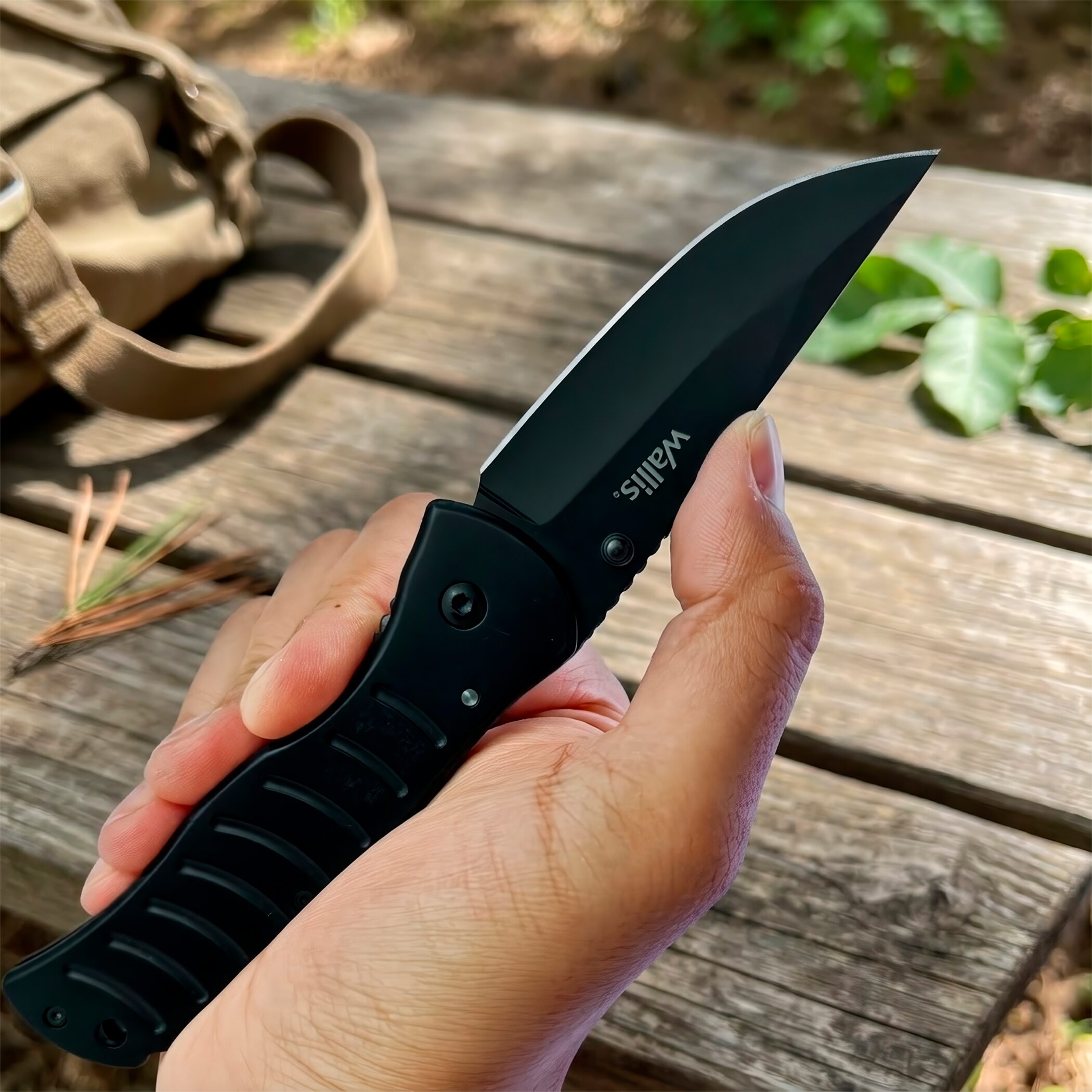 Navaja Militar Uso Rudo Wallis negra con clip y hoja de acero inoxidable afilada para caza y uso táctico Navaja Militar Uso Rudo marca Wallis modelo K900334 con seguro anti cierre y diseño táctico resistente