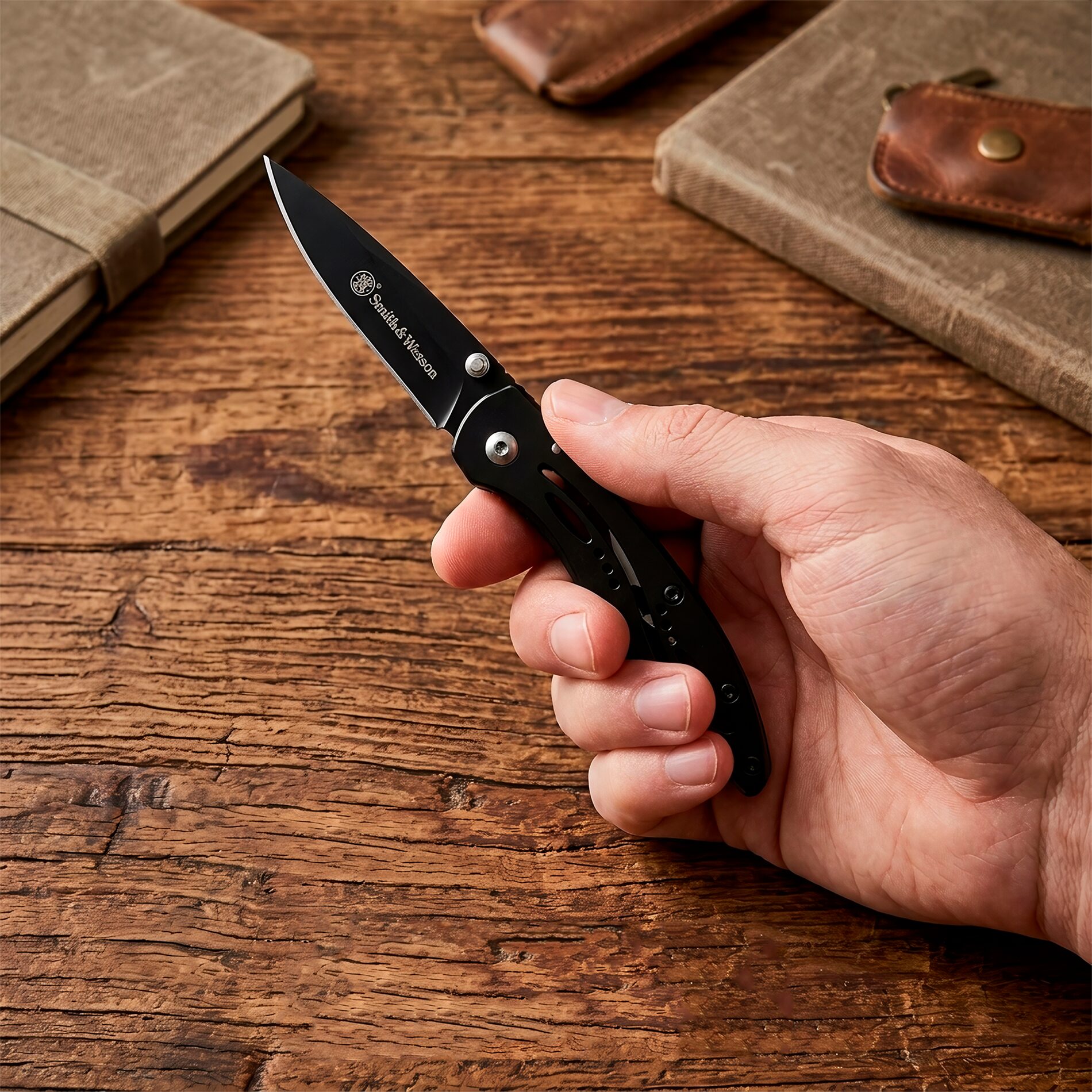 Navaja Smith & Wesson Framelock Folding modelo Little Pal CKLPB con hoja de 5.2 cm y mango ergonómico.