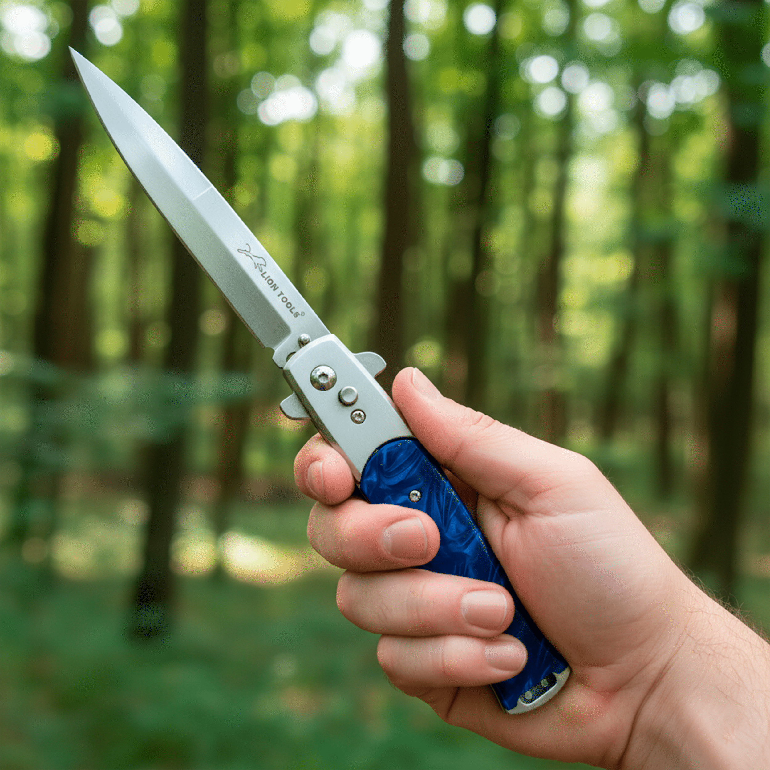 Navaja Stiletto Automática Lion Tools con apertura de botón y hoja de acero inoxidable 440 color azul Navaja Stiletto Automática marca Lion Tools con cachas nacar azul y clip para cinturón estilo italiano 7086