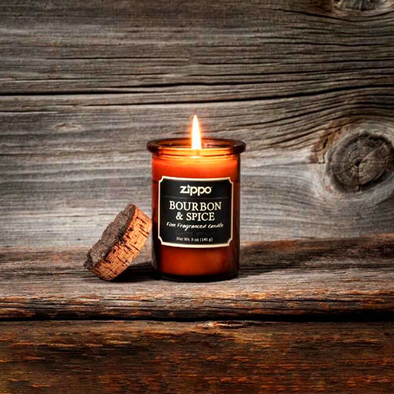 Vela Aromática Zippo Decorativa Original Bourbon y Spice modelo RZI-70021 hecha con cera de soya y mecha de algodón en recipiente decorativo marca Zippo fragancia Bourbon y Spice con recipiente reutilizable tapa de corcho natural cera de soya marca Zippo