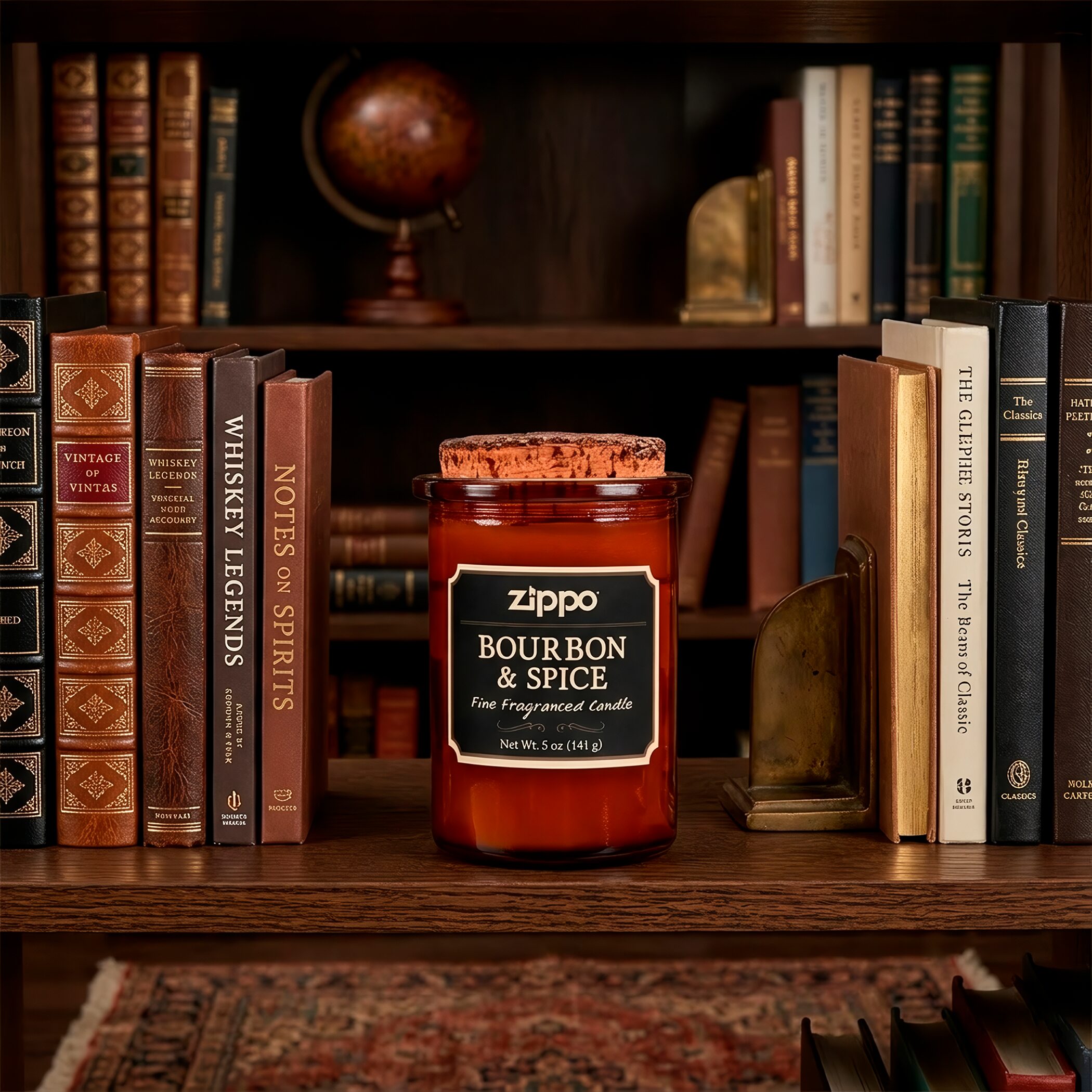 Vela Aromática Zippo Decorativa Original Bourbon y Spice modelo RZI-70021 hecha con cera de soya y mecha de algodón en recipiente decorativo marca Zippo fragancia Bourbon y Spice con recipiente reutilizable tapa de corcho natural cera de soya marca Zippo