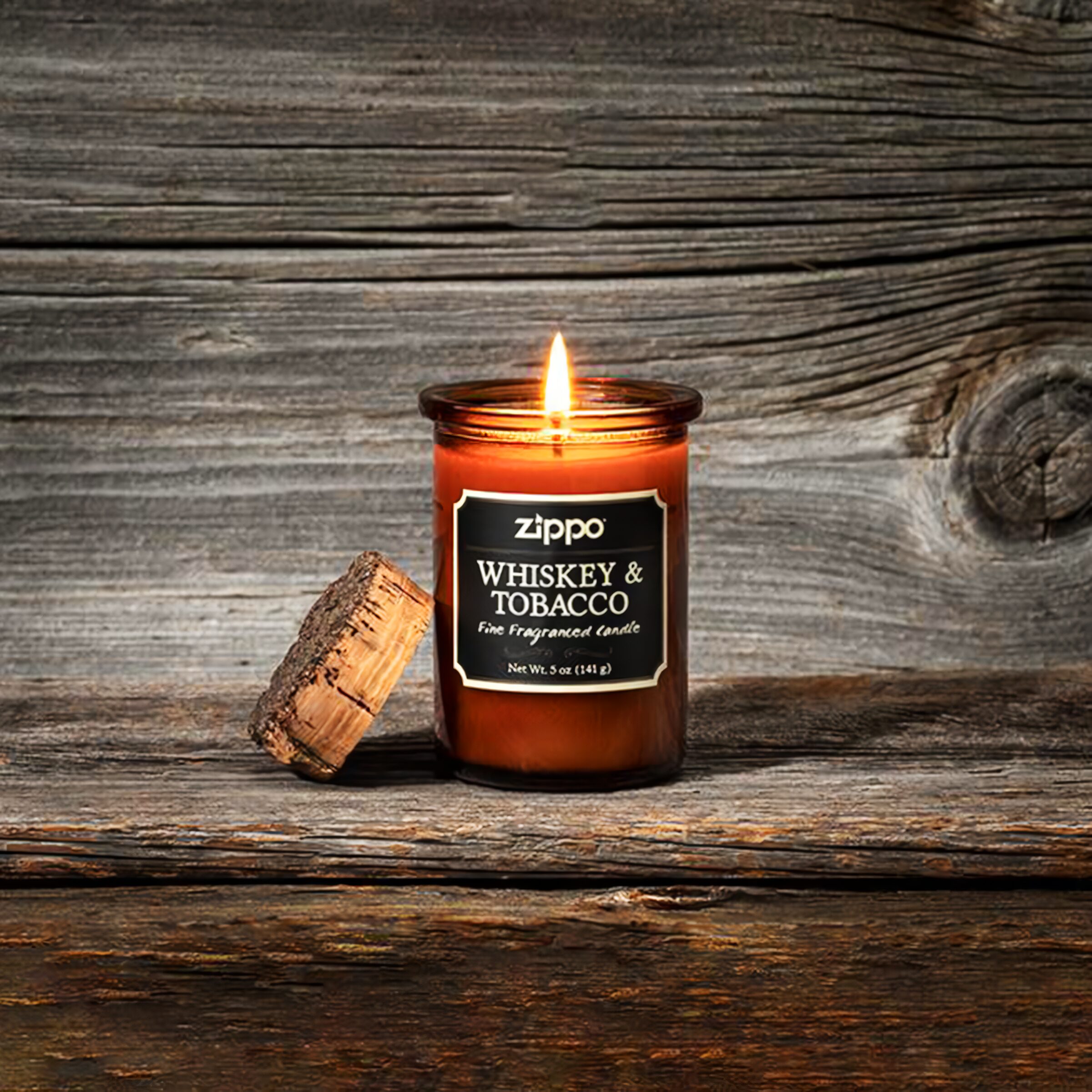 Vela Aromática Zippo Decorativa Original Whiskey & Tobacco modelo RZI-70019 hecha con cera de soya y mecha de algodón en recipiente decorativo marca Zippo fragancia Whiskey & Tobacco con recipiente reutilizable y tapa de corcho natural marca Zippo