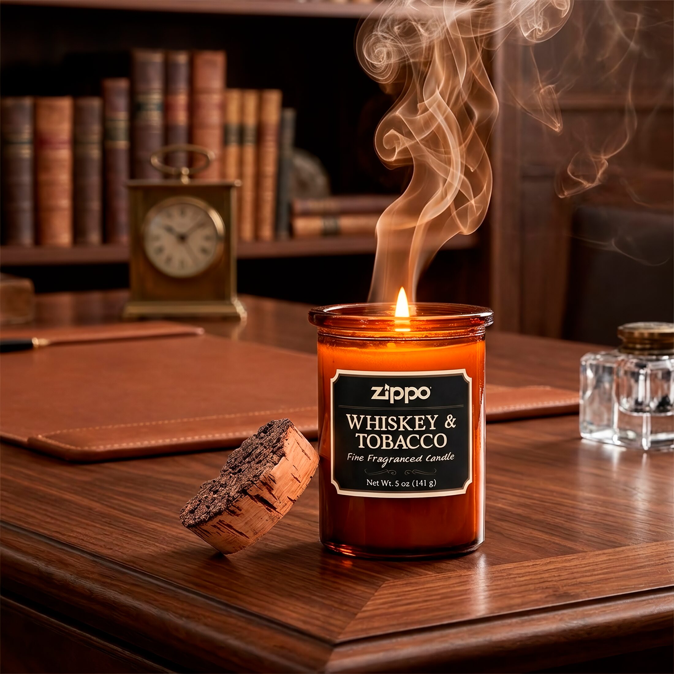 Vela Aromática Zippo Decorativa Original Whiskey & Tobacco modelo RZI-70019 hecha con cera de soya y mecha de algodón en recipiente decorativo marca Zippo fragancia Whiskey & Tobacco con recipiente reutilizable y tapa de corcho natural marca Zippo