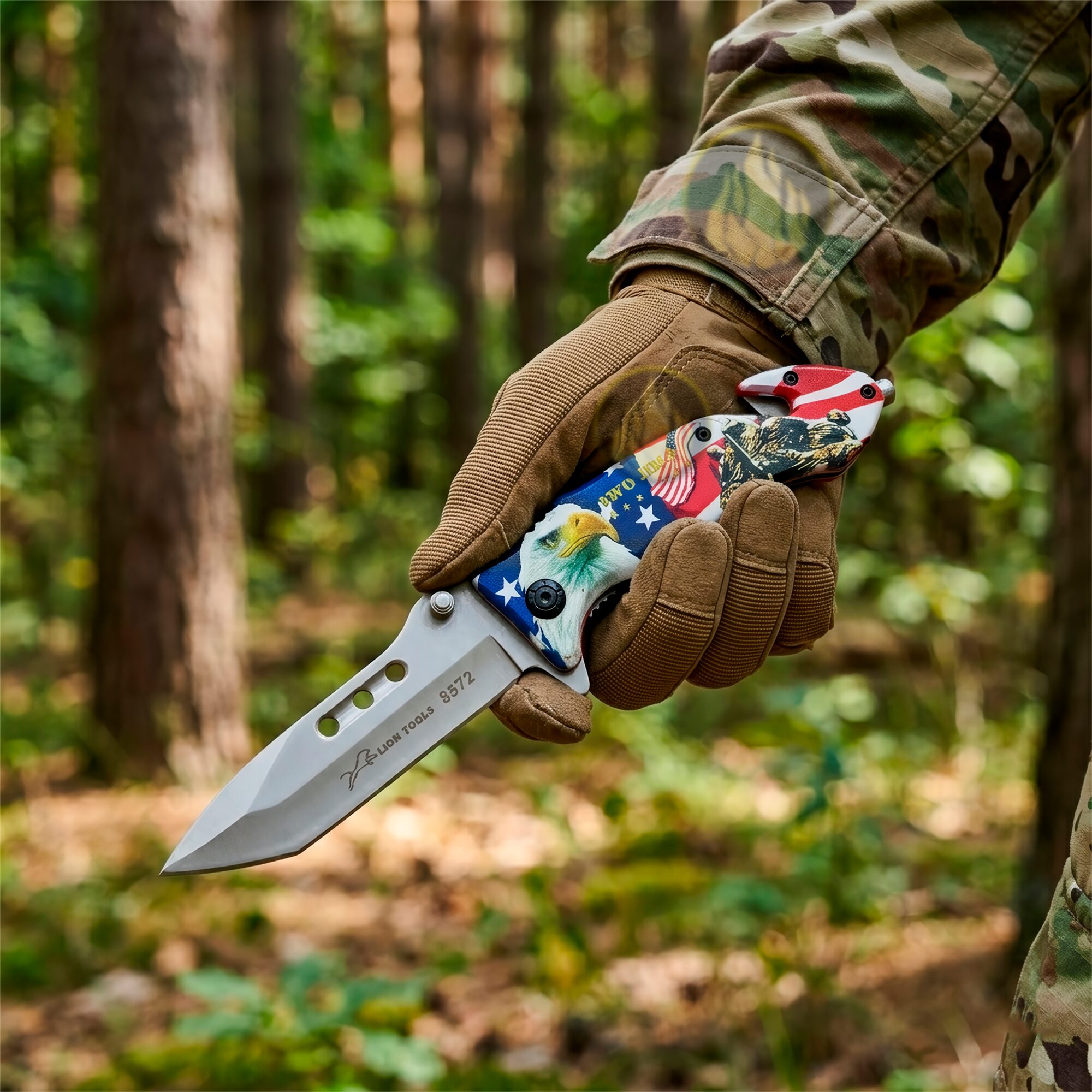 Navaja Automatica Militar Rompe Vidrios Mano militar sujetando navaja Lion Tools con corta cinturón y hoja de acero inoxidable 420 8572