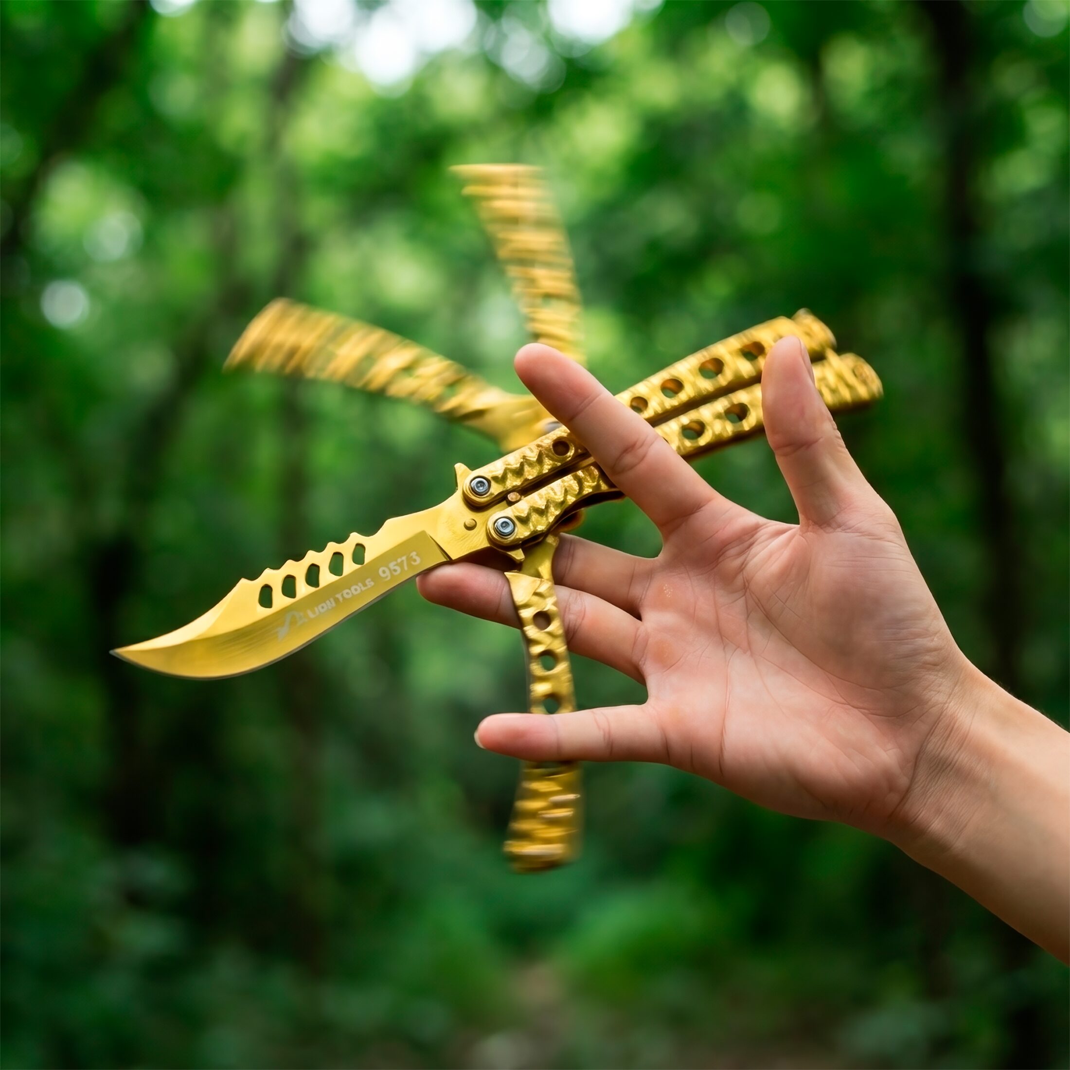 Cuchillo Navaja Mariposa Dorada marca Lion Tools, fabricado en acero inoxidable 420, con hoja afilada de 10 cm, espesor de 3 mm, mango de 13 cm y seguro anti cierre inesperado.