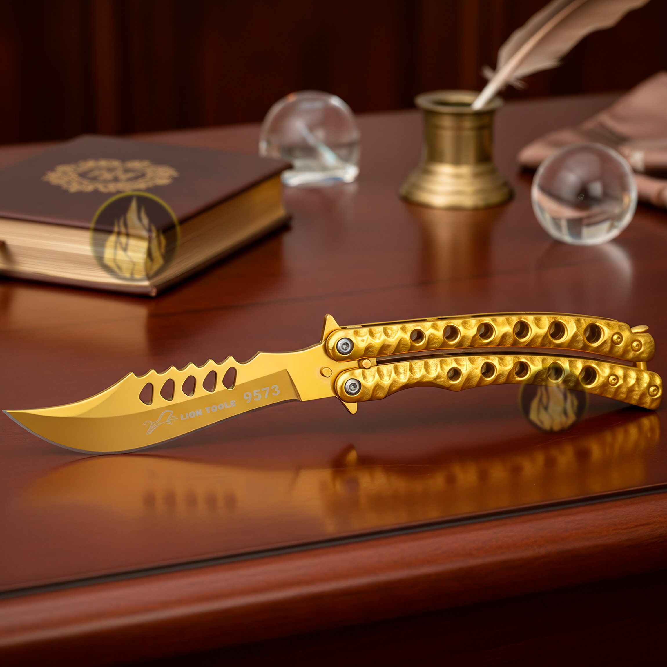 Cuchillo Navaja Mariposa Dorada marca Lion Tools, fabricado en acero inoxidable 420, con hoja afilada de 10 cm, espesor de 3 mm, mango de 13 cm y seguro anti cierre inesperado.