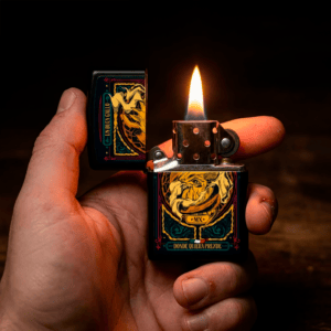 Encendedor Zippo Diseña Tu México Un Buen Gallo original marca Zippo, modelo MZ218-MEX24, con diseño mexicano y acabado metálico.