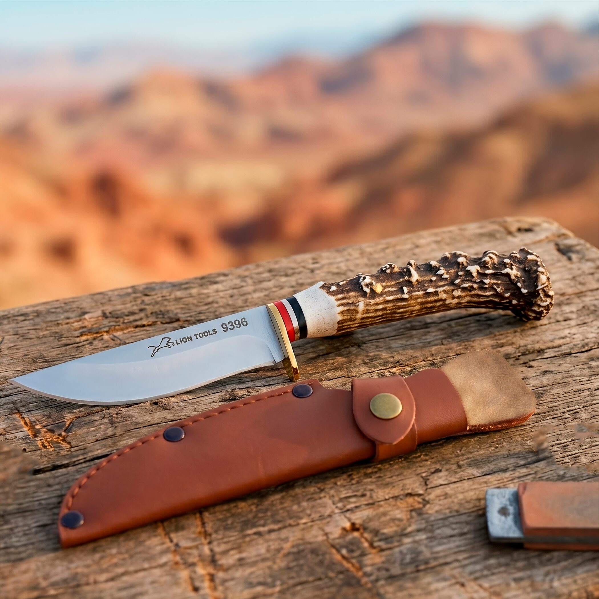 Cuchillo Imitación Cuerno Venado Acero Lion Tools modelo 9396 con hoja de acero inoxidable, mango de plástico imitación cuerno de venado y funda de cuero sintético.