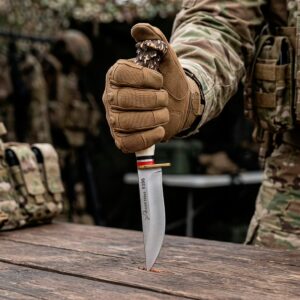 Cuchillo Imitación Cuerno Venado Acero Lion Tools modelo 9396 con hoja de acero inoxidable, mango de plástico imitación cuerno de venado y funda de cuero sintético.